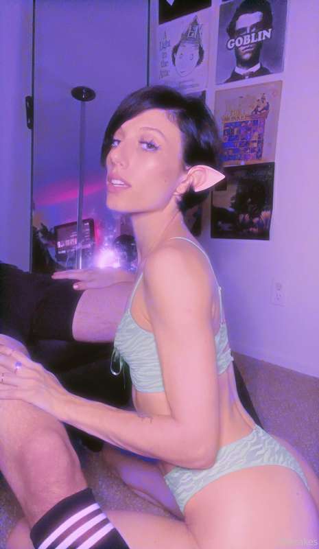 This little elf got her face fucked hard last night 🥵