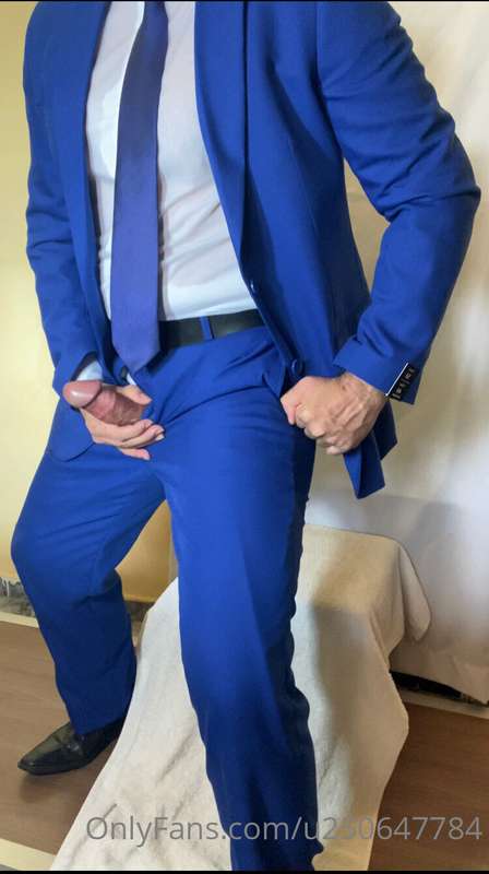 Gemi gostoso. Meu pau tava pulsando nesse terno