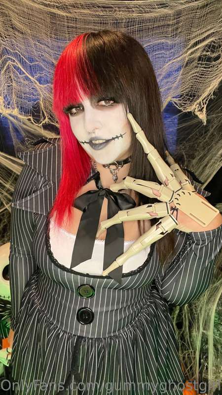 This is Halloween! Everybody make a scene! 🎃🖤