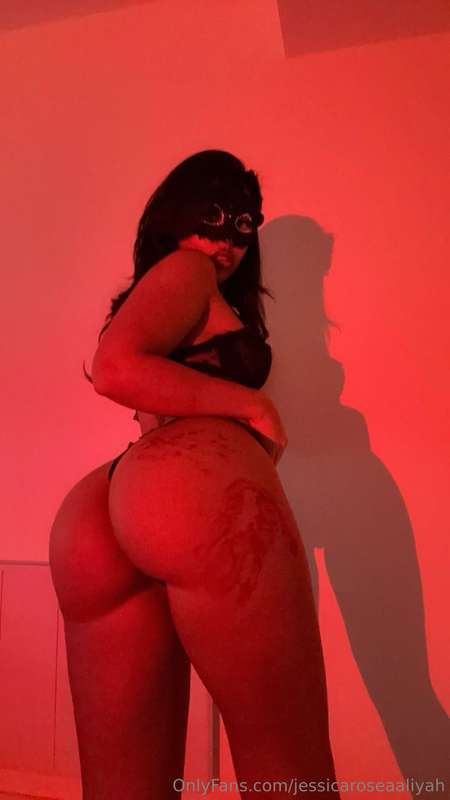 Would you put hand prints like these on me? 👏😜