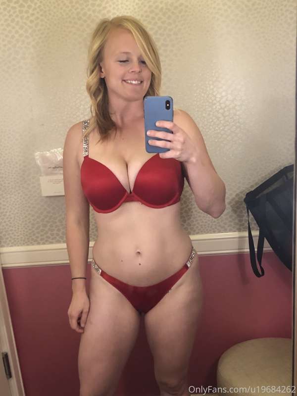 Feeling good in red! ❤️❤️ Come hangout with me on Chaturbate..