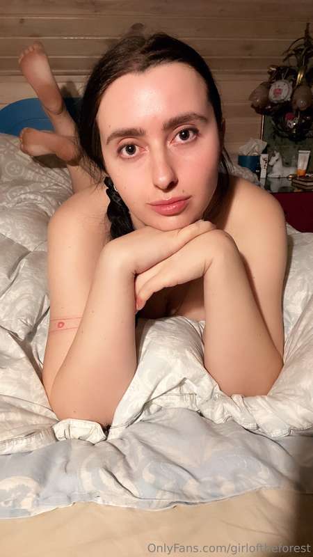 Guys, there's a photo with a pussy because many people are r..