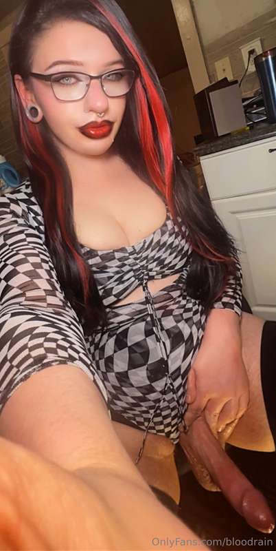 Get on your knees and worship me 😈 I wanna see every inch cr..