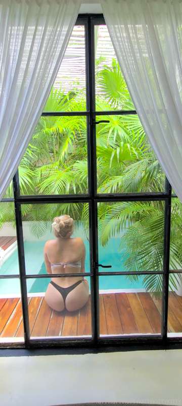 A few BTS from my shoots in Tulum! I'll have a mini set post.. 3