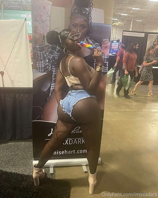 Who seen me at exxxotica? 5