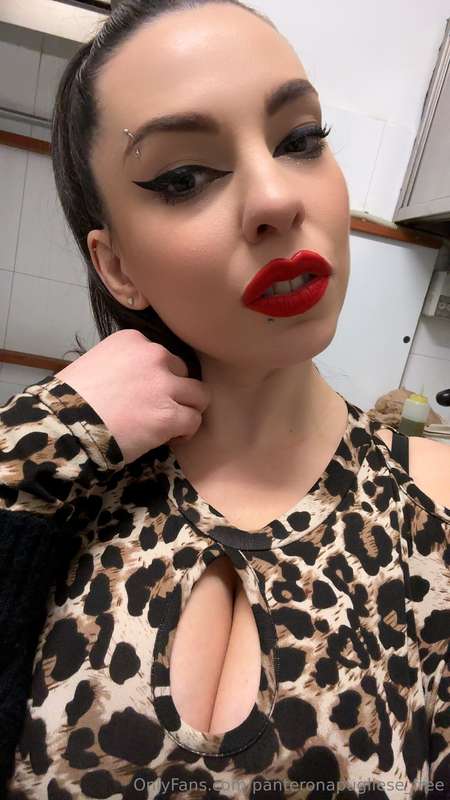 Venite a darmi la buonanotte su OF col 🍆 in mano 💦😏Così vado..
