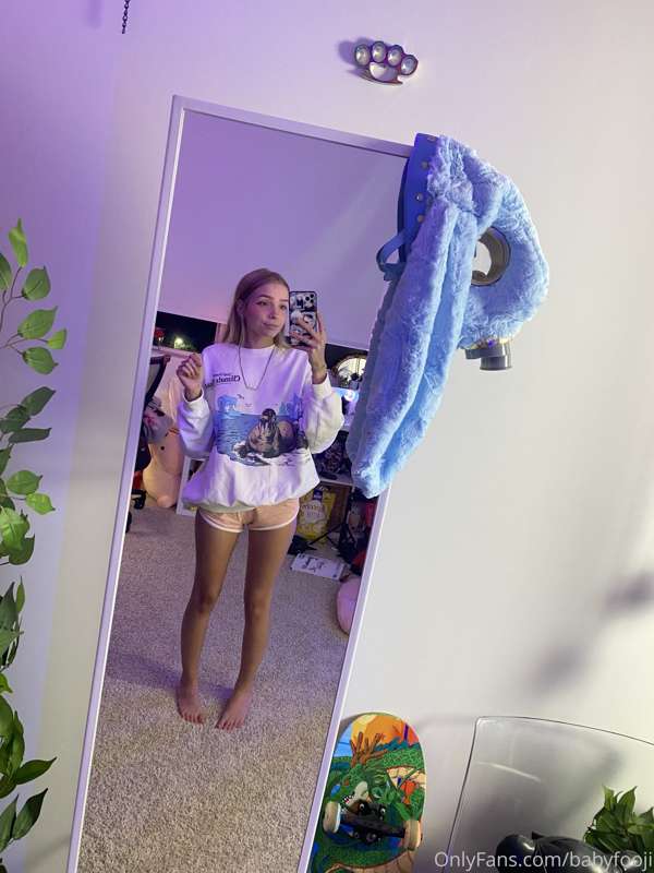 Love walking around in the house with no pants on 😩 it’s so .. 35