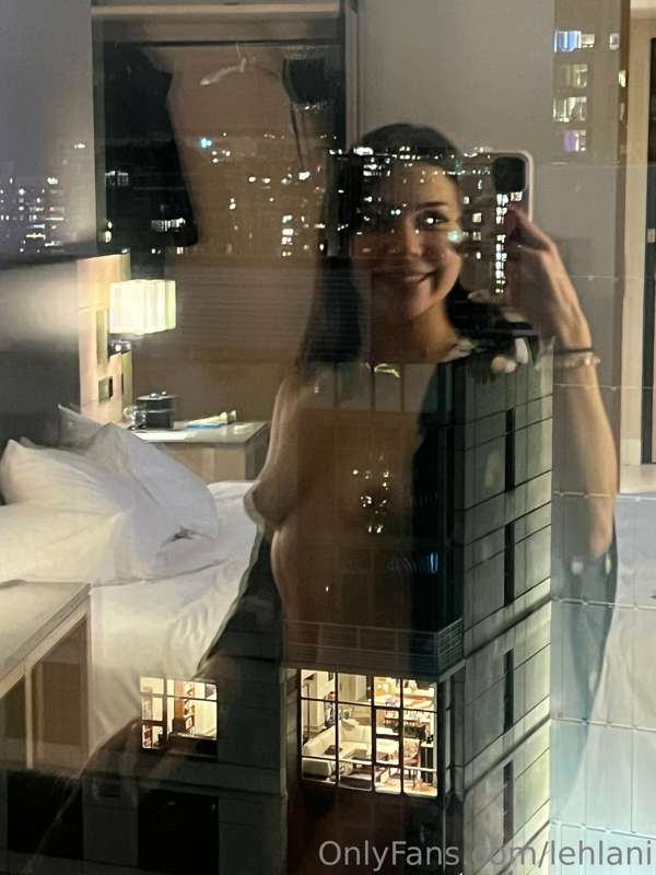Reflection in the hotel window, feels artistic ;)
I wonder i.. 2
