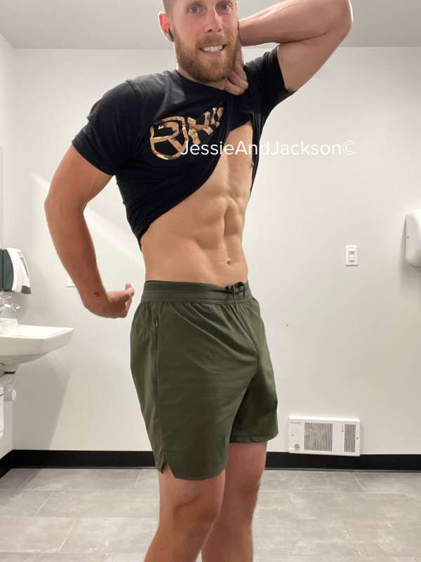 **Swipe to undress me at the gym!!**
Got in a great upper bo.. 4