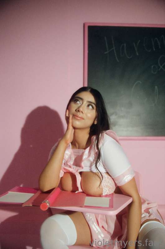 these tits will not be contained 🫣🤭