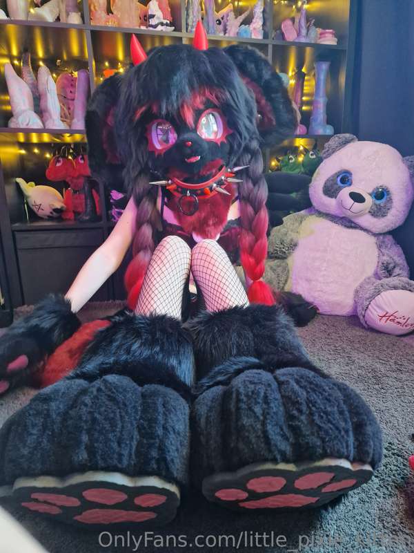 Some pictures in my new fursuit Chimiko 🖤❤️ 7