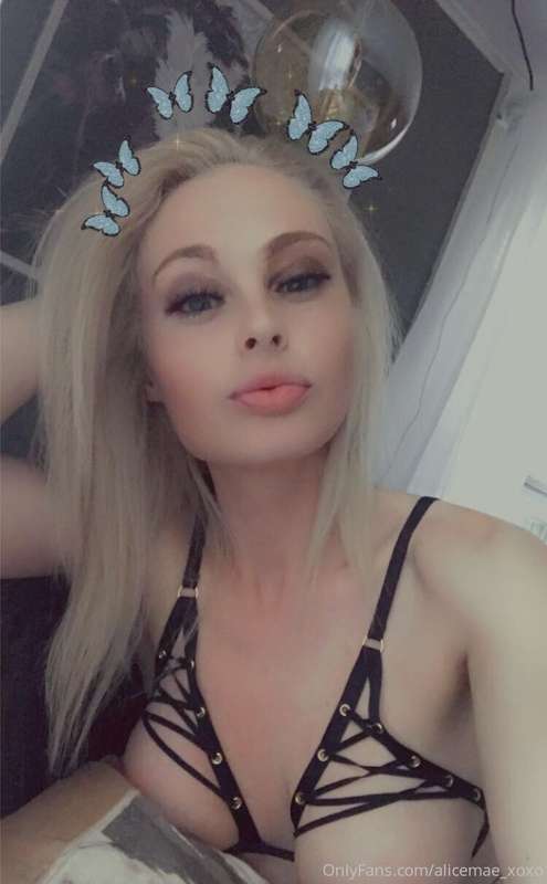 💋🔥😛 Bord who wants a video of me drizzling chocolate down my.. 2