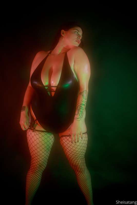 Just a oiled up curvy slut 18