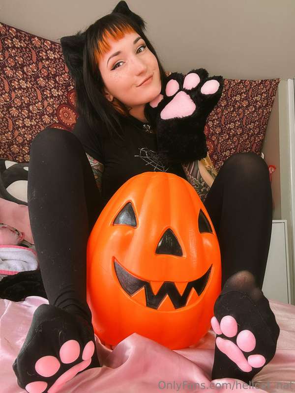 Halloween Hellcat 🐈‍⬛🎃🐾🖤 I made a nearly 30 minute solo vide.. 4