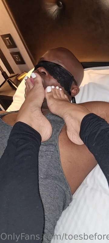 Some foot smothering from @caramel.toess 😊 3