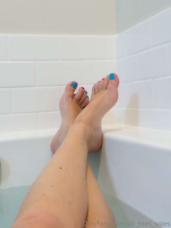 Cute toes and a cute pussy 🥰 3