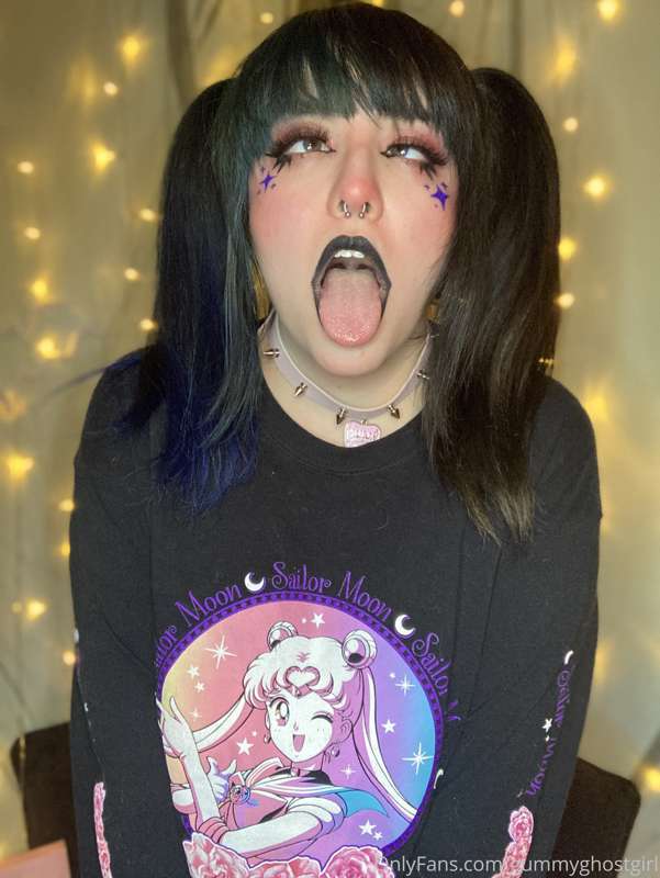 I’m coming over to play games and chill, loser goes down on .. 26