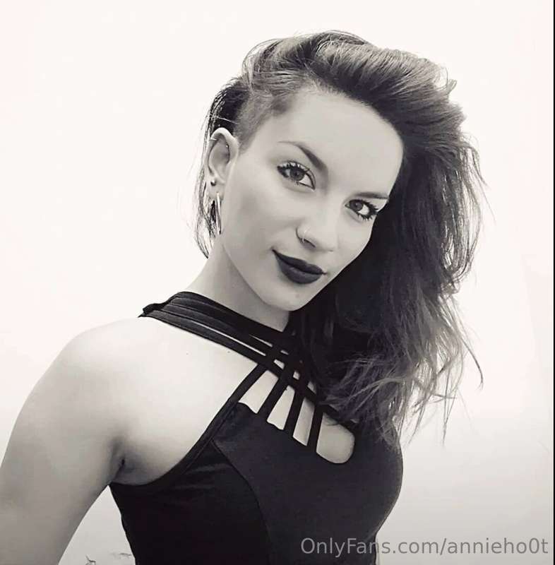 Annieho0T - Onlyfans - 21 Apr, 2025