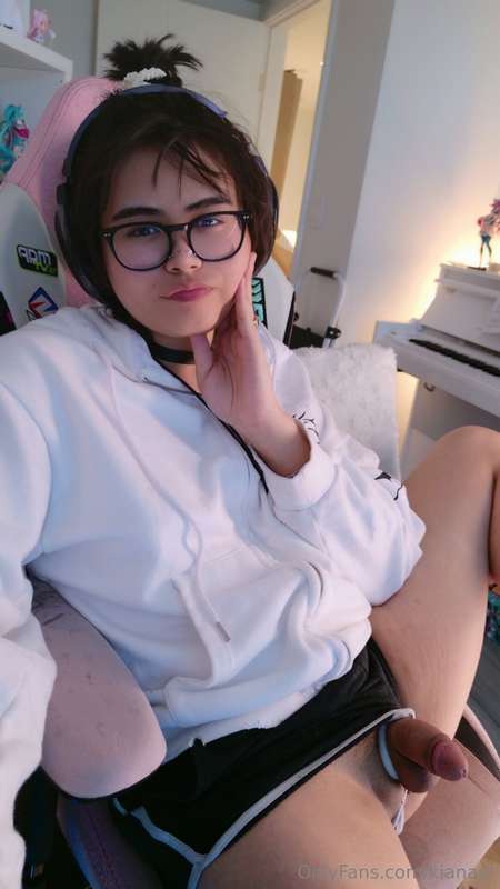 does anyone wanna sit in a discord call and talk about our l.. 11
