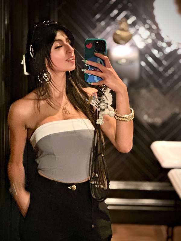 Am I cute? 1000 likes and I’ll flash my tits in the next pos..