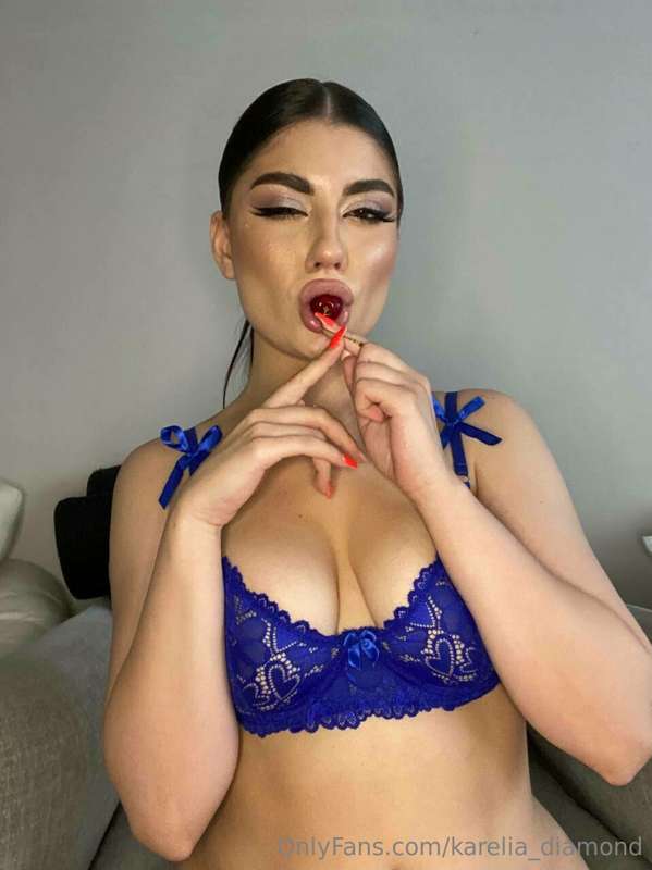 A beautiful female body is sexy with its curves 😈😈 And when ..