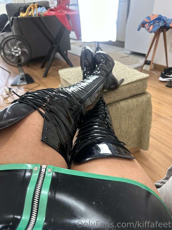 Látex and boots shooting today