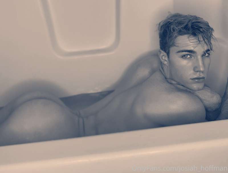 Tub time anyone? 😈💦