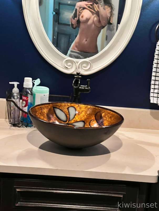 every time i see the mirror, i flash it with my tits really .. 2