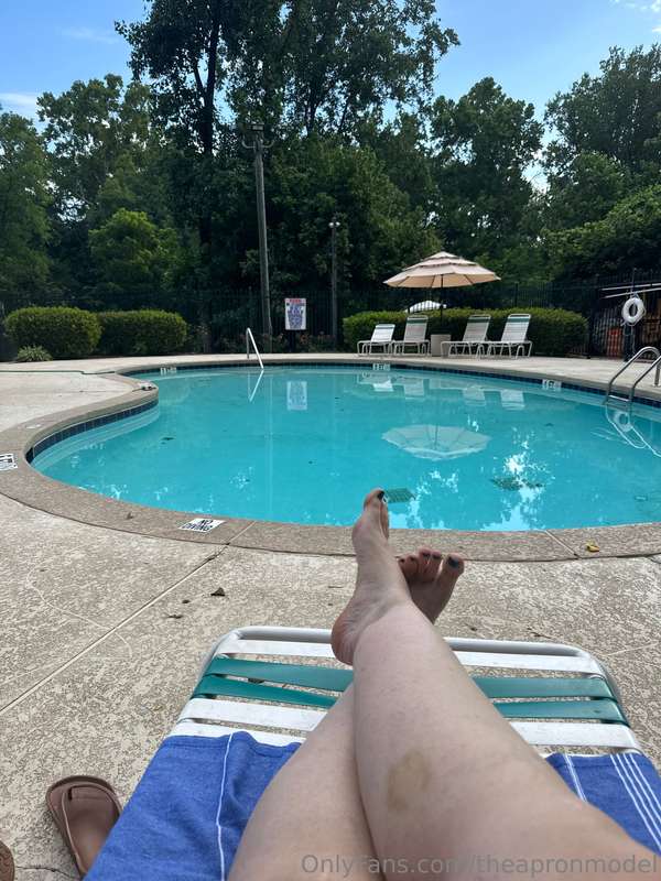Poolside feet are amazing. 😋😋