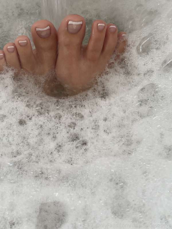 The most suckable toes yet 4