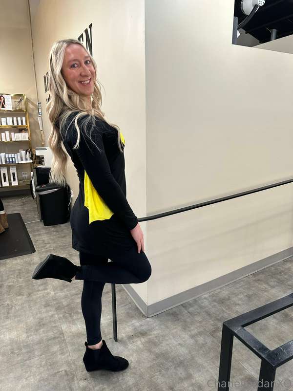 Happy Saturday Fans! Batgirl just went more Bimbo and blonde..
