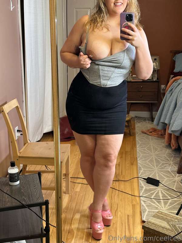Currently editing today’s PPV option 💕. Have a titty while y.. 1