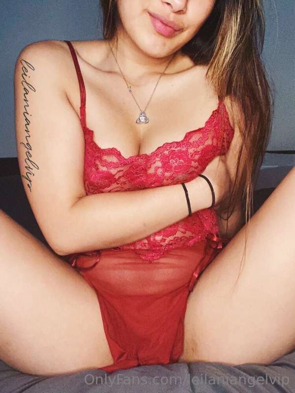 DM me if you wanna have a bit of fun with your favourite gir..