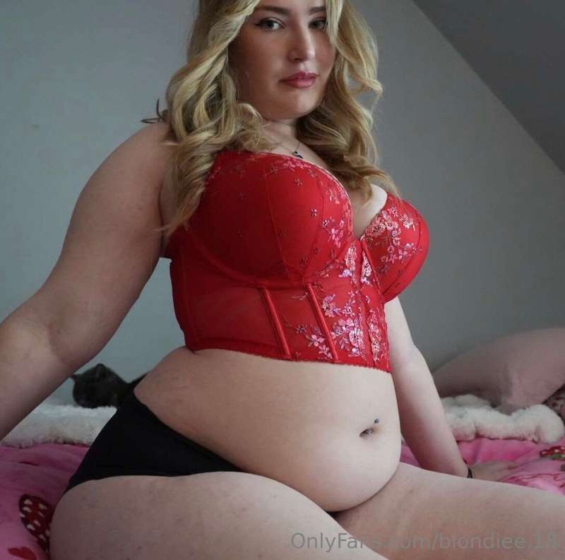 This corset is so tight… 2