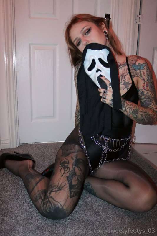Ready to scream for those feet ? 😈 2