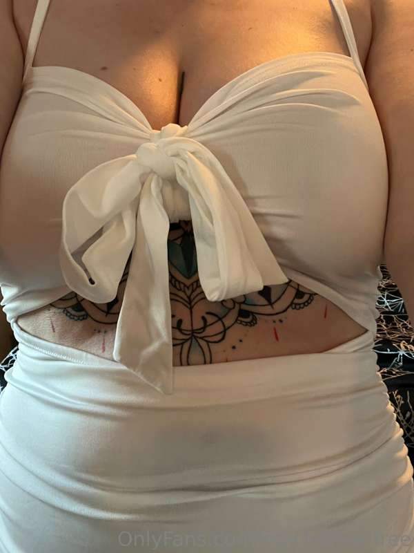 Who wanna unclothed me? 😏😏 2