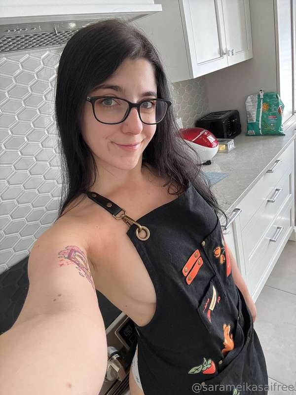 Cooking time!! Bra not included 🥰