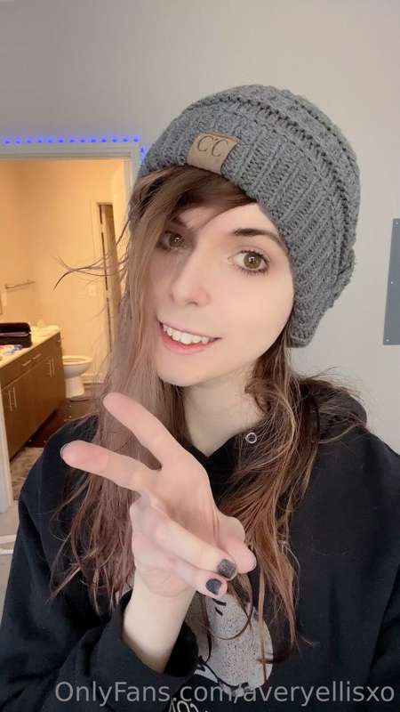here's a couple cute stills <3 working on a vid rn and when .. 3