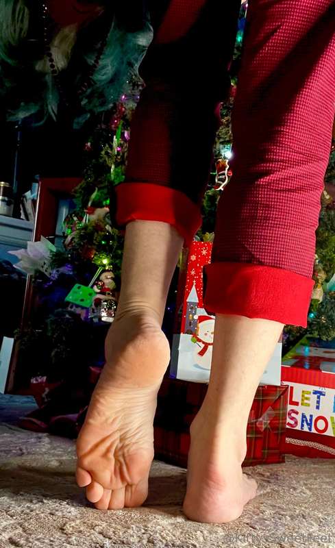 Santa stood, his hands gliding up her legs, his touch sendin.. 10