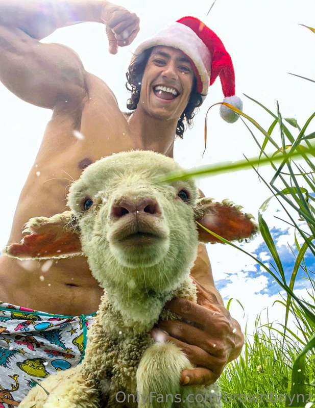 Merry Xmas from me and little Bambi 💪🐏🐑