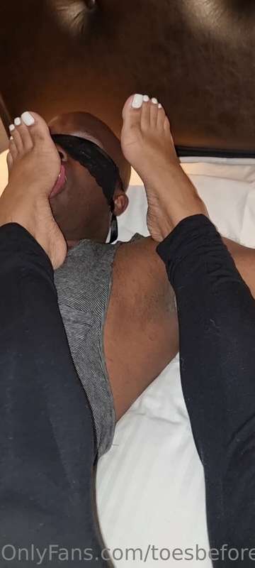 Some foot smothering from @caramel.toess 😊