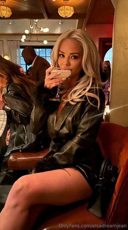 Would you treat me to my next lemon drop martini?!😍🍸