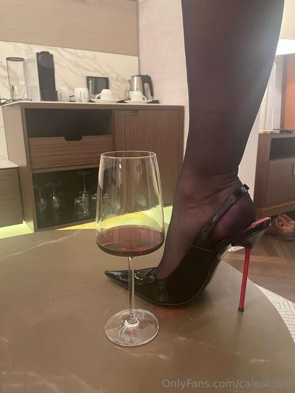 Nylons, Heels and a good party.. 💋 2