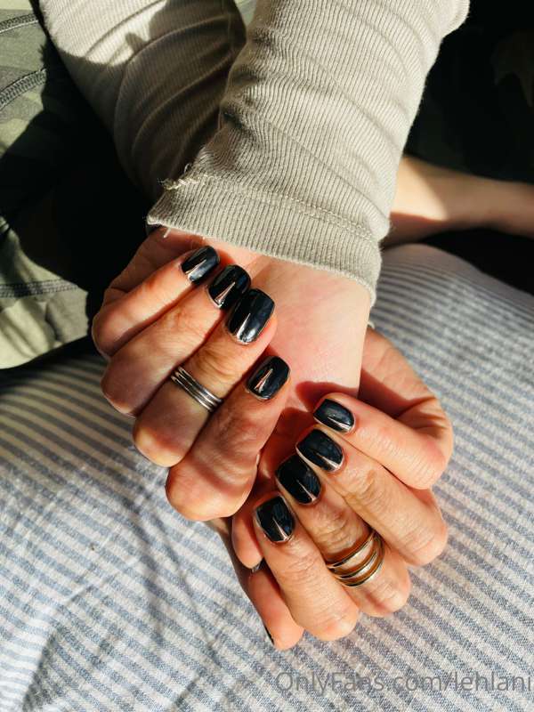 My friend came over and put some pretty gems on my hands 😍😌 4