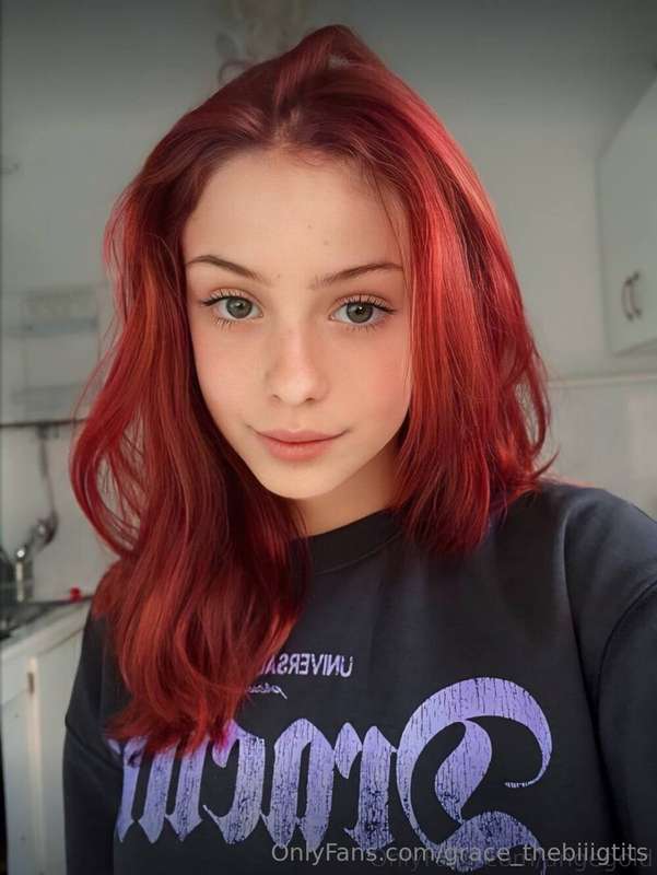 Let me distract you👉 @angegold 💋 Cute girl @angegold loves t..