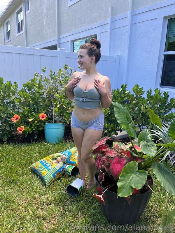 Just your friendly neighborhood gardener here don’t mind me .. 2