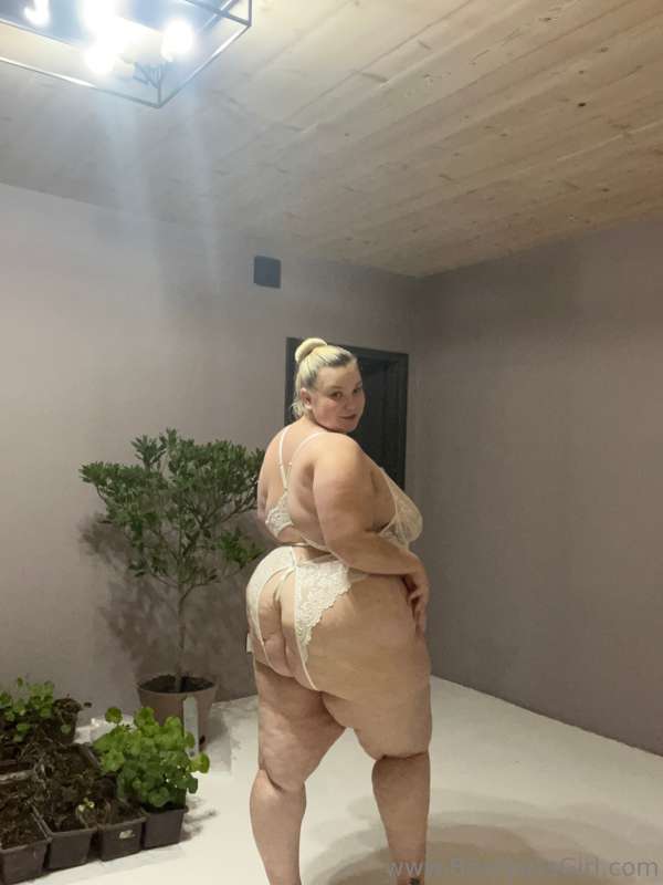 Let me know what you like best about my body.😜😜😈 5