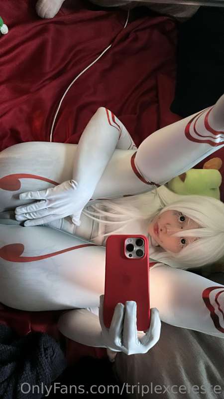 Which pic is your favorite of me in my shiro cosplay ? 🖤🥰