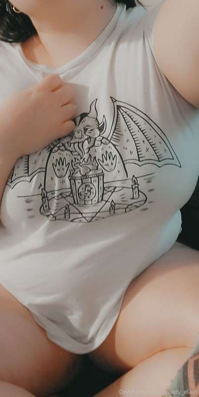 Swipe right to see the shirt pulled up 😏😘