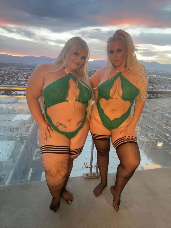 Looking so delicious and green 😏💚 with my sexy twin, Tiffany.. 4